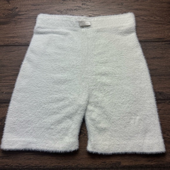 Gymshark Fuzzy White Women Shorts - Picture 1 of 4